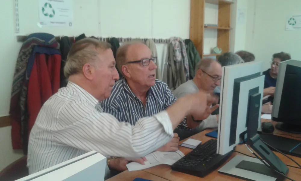 Alumnes de l'escola treballant amb l'ordinador