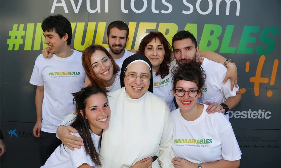 Sor Lucía Caram amb persones voluntàries del programa #Invulnerables