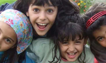 Aldees Infantils SOS treballa per impulsar el desenvolupament i l'autonomia dels nens desfavorits i treballa en el camp de la prevenció i l'acolliment en entorns familiars. (Font: aldeesinfatils.org)