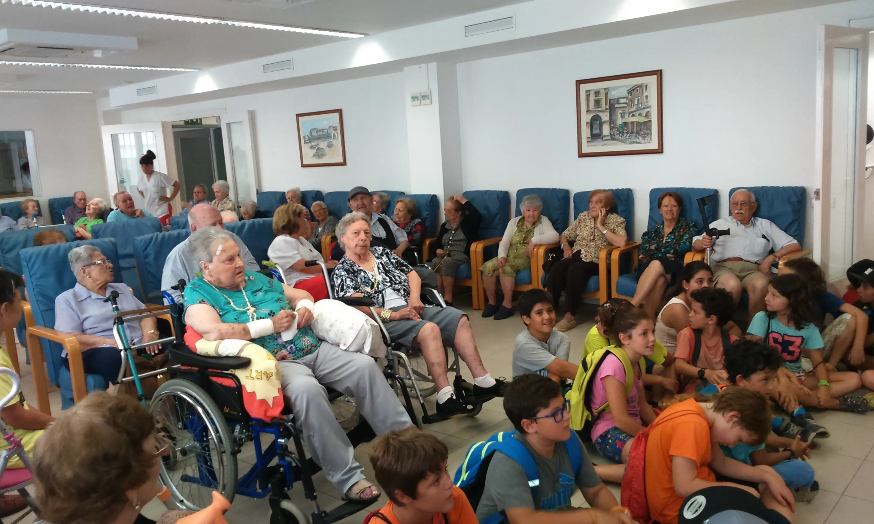 Activitats amb gent gran al Casal d'Estiu de l'Escola Pérez Sala / Foto: L'esberla