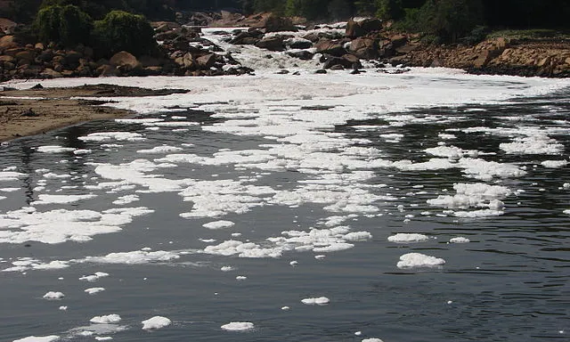 Riu Tietê, de San Paolo, contaminat. Font: Wikipedia