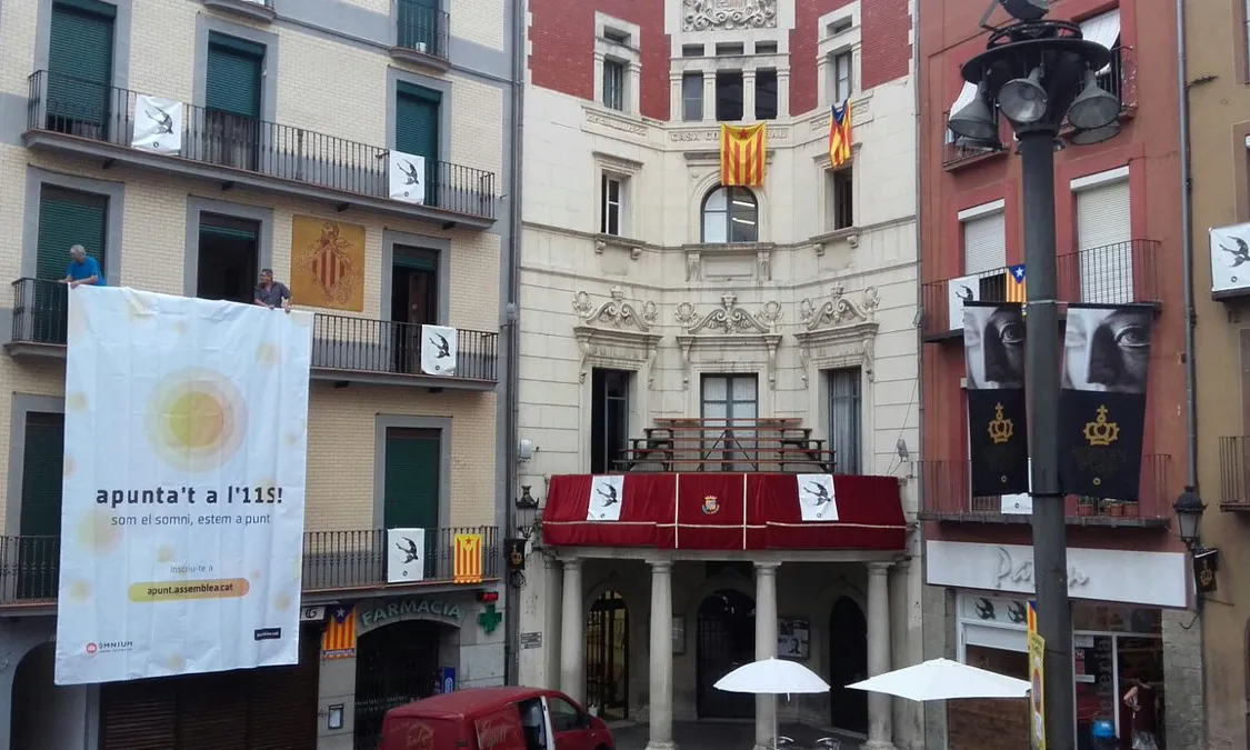 La plaça de Sant Pere a Berga preparada per celebrar la Diada de Catalunya (Font: @Araeslhora)