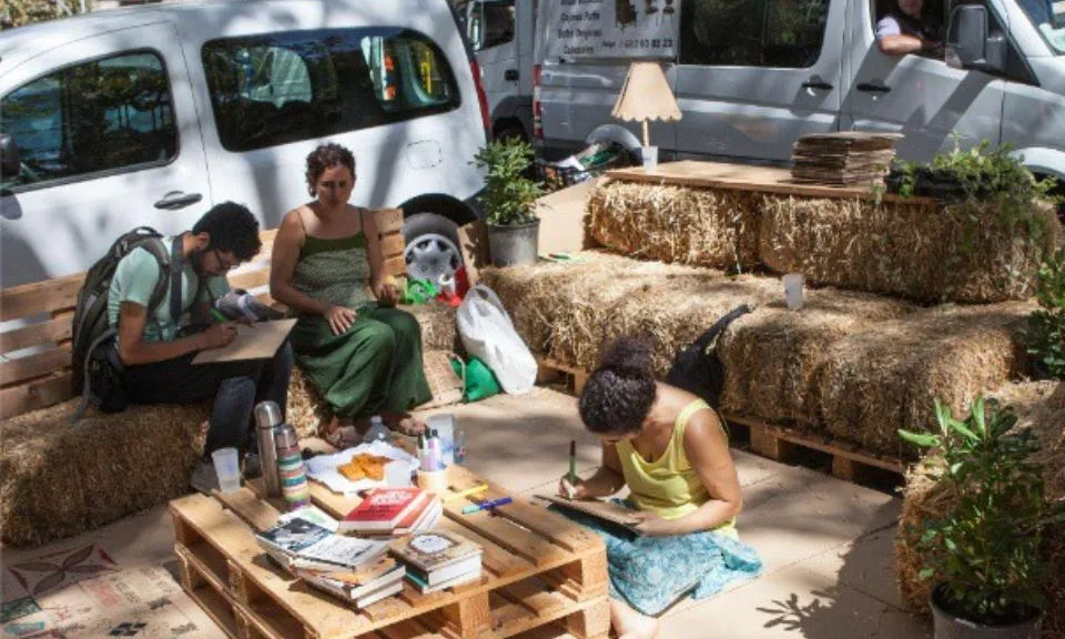 Els veïns i les veïnes comparteixen espai públic diariament ocupat per un vehicle, durant una intervenció del passat any al Park(ing) day a Barcelona (imatge: parkingdaybcn) 