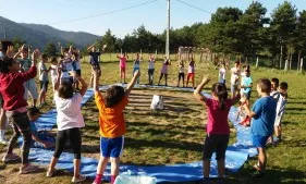 Nens i nenes durant una de les activitats del programa Airea, de la Fundació Roger Torné (imatge: http://fundrogertorne.org/)