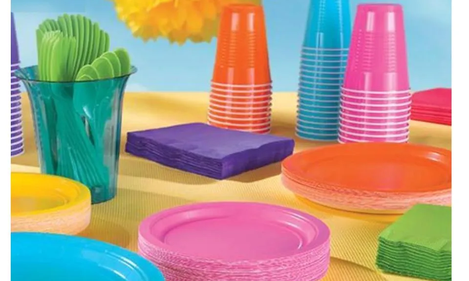 Gots i vaixelles de plàstic suposen un elevat cost ambiental (imatge: partycity.com)
