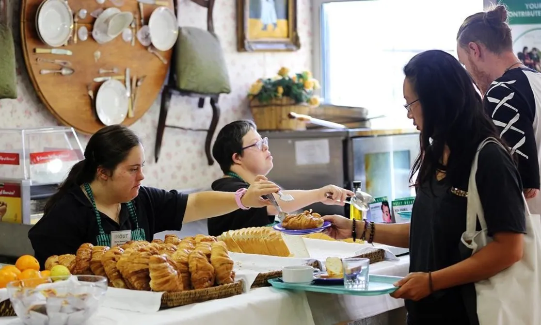 Els participants podran escollir entre dos Itineraris Formatius Específics: el d’auxiliar de vendes i atenció al públic i el d’auxiliar en la cura d’animals i espais verds. Foto: El Periódico.