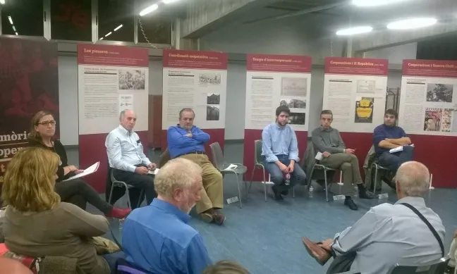 Representats de cooperatives locals en unes jornades organitzades per l'Ajuntament de Terrassa l'any 2015. Font: malarassa.cat