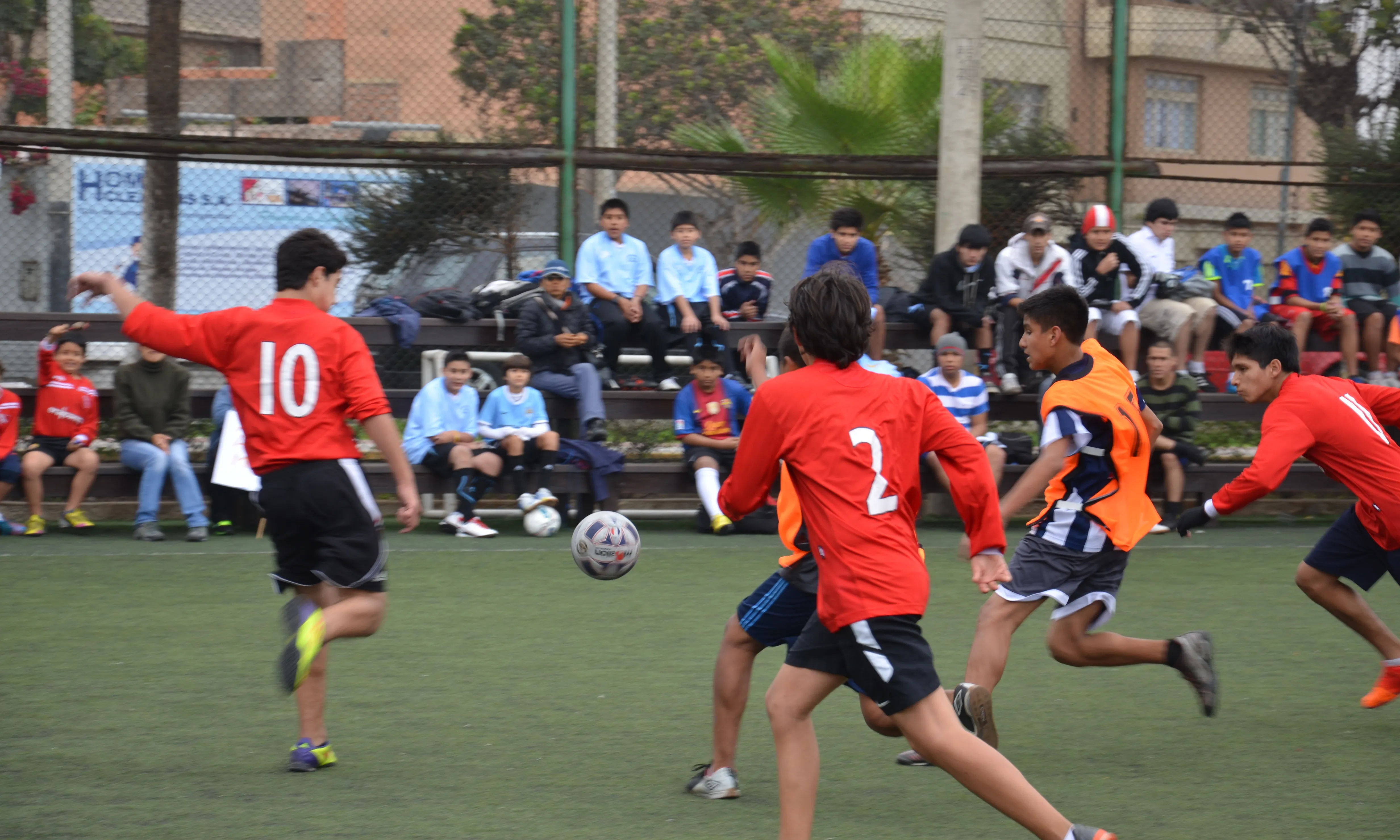 Joves jugant a futbol_Municipalidad de Miraflores_Flickr