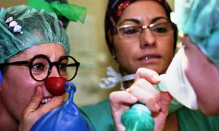 Pallapupas actuant abans d'una intervenció quirúrgica (font: Pallapupas.org).