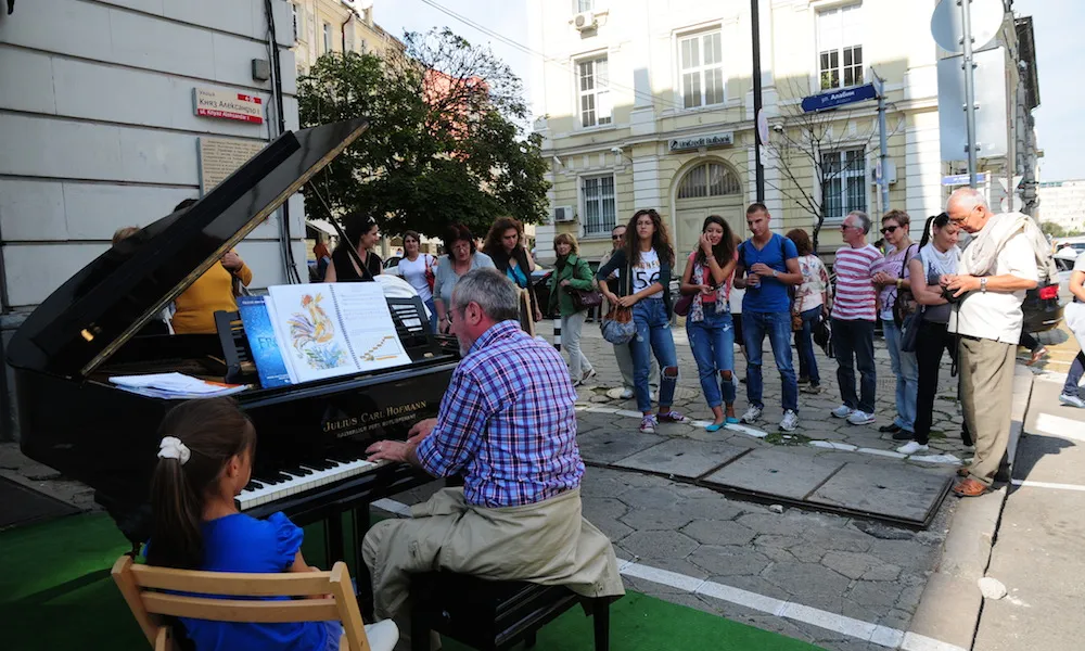Música accesible al parc creat a partir d'una plaça de parking, a Sofia, a Bulgària (imatge: parkingday)
