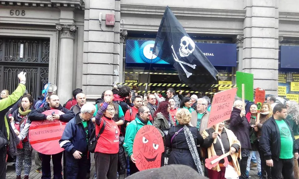 Concentració d'activistes contra la pobresa energètica. Font: Aliança contra la Pobresa Energètica