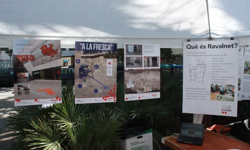 Una mostra de "Senyalem" durant la Diada de Sant Jordi a la Rambla del Raval