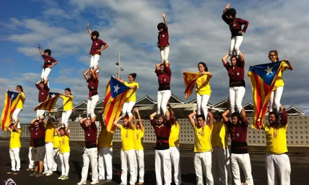 Castellers durant la Via Catalana de l'any 2013