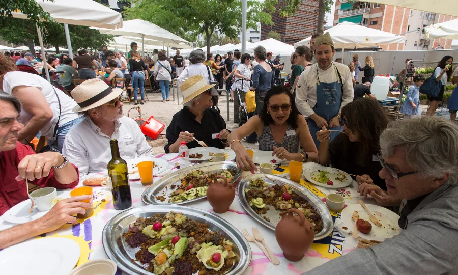 Mitjançant aquest banquet es va voler posar a prova la ciutat en el repte de la sostenibilitat alimentària (imatge: fadfest.cat)