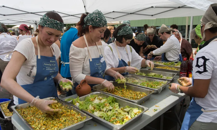 Més de 200 voluntaris i voluntàries van participar en l'organització, amb recollides d'aliments, espigolades i cuinant (imatge: fadfest.cat) 