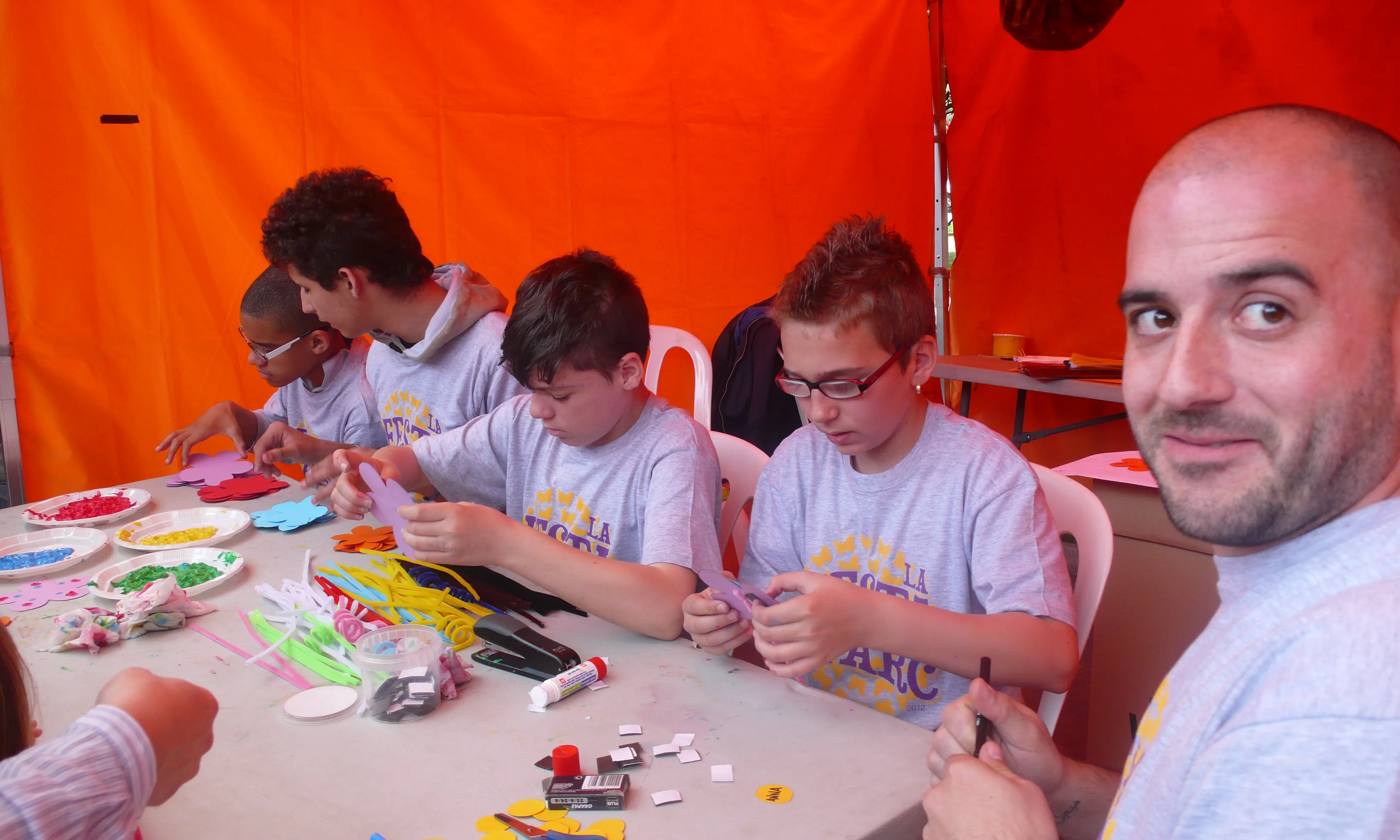 Col·laborant en una activitat pels infants de la ciutat d'Hospitalet.  Font: Esclat