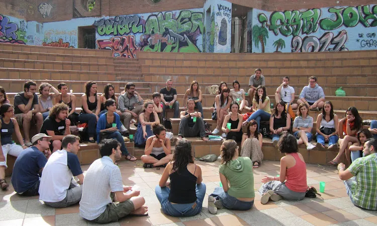 Voluntariat internacional en una sessió formativa. Font: COCAT