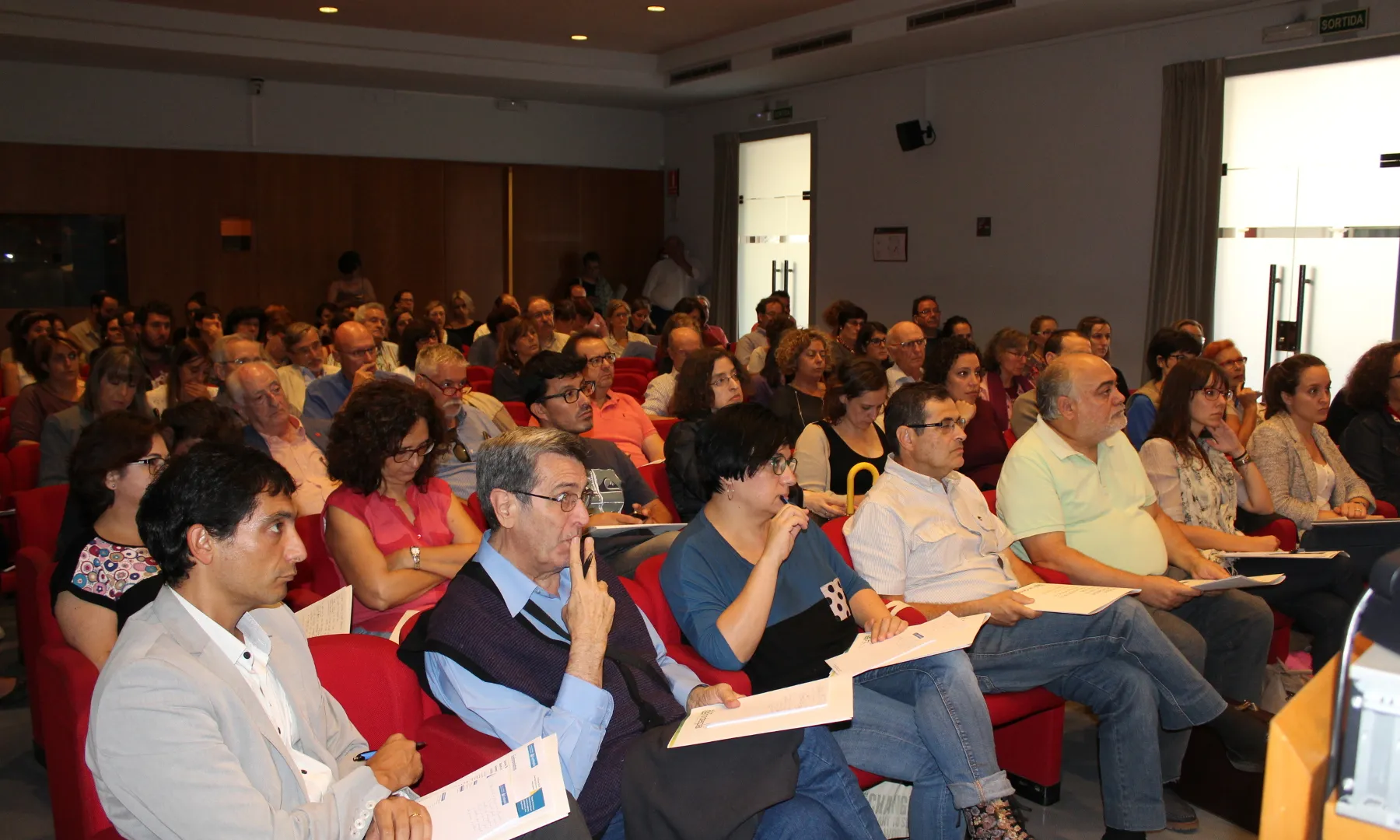 Un centenar de representants del tercer sector i l'administració es van reunir al Pati Manning. Font: Suport Associatiu