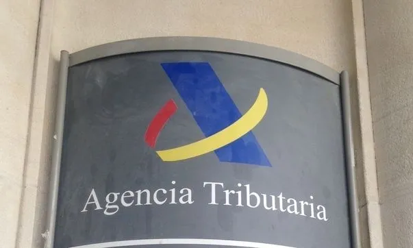 Logotip AEAT a la entrada d'una Delegació. Font:Eldiario.es