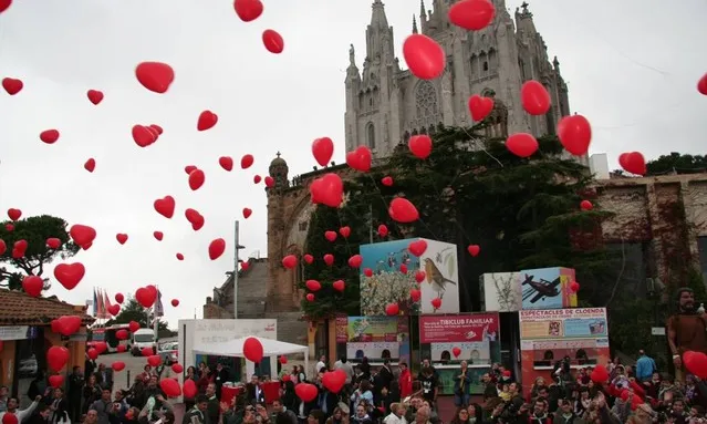 Imatge de l'enlairament de globus en la 21a edició en record als infants que van perdre la vida durant el 2015. Foto: El Periódico. 