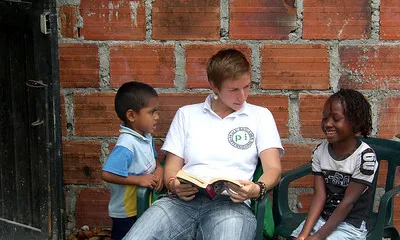 Voluntari de les PBI amb persones que han patit el conflicte. Font: PBI