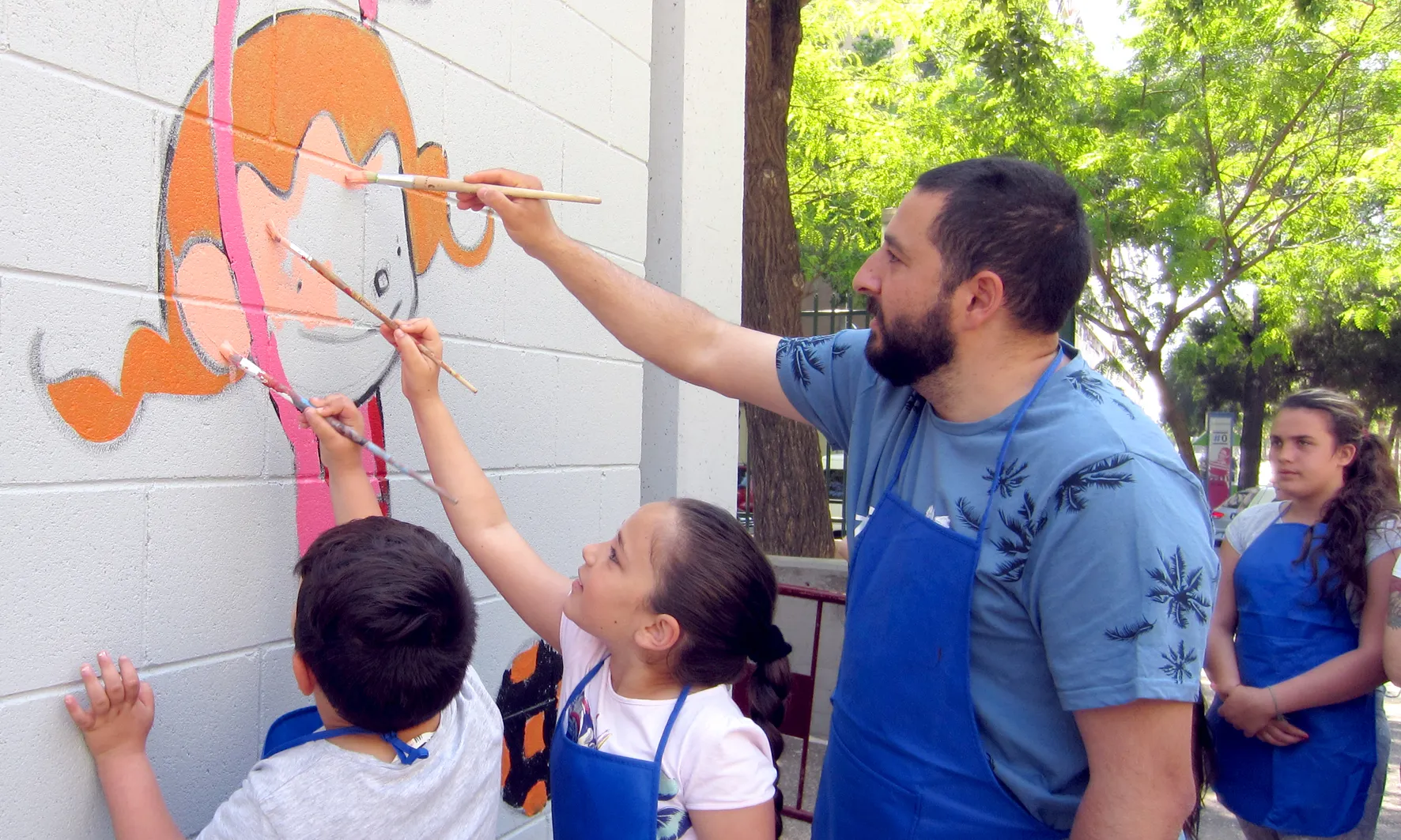 Infants i famílies van pintar el mural exterior amb la coordinació de Joan Turu/ Font: Casal Infantil La Mina