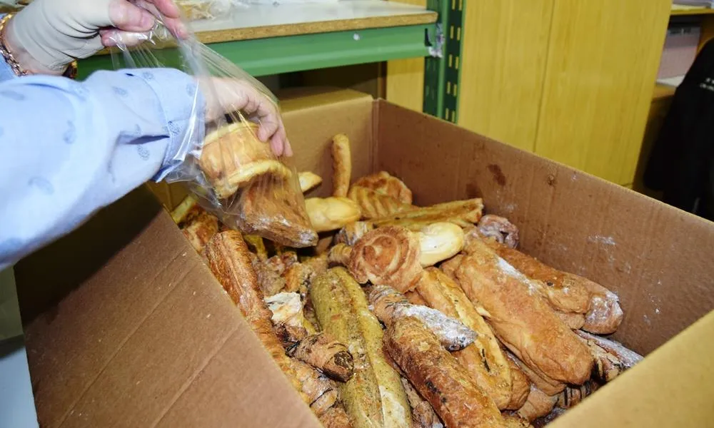 L'equip de persones voluntàries es reuneix als vespres per preparar els paquets. Foto: Sense sostre.