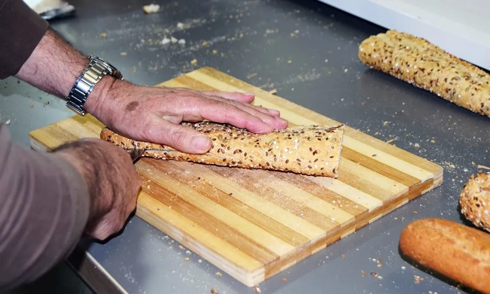 Entreguen 110 paquets setmanals que consten d'un entrepà gran, peces de fruita, un refresc i un got de caldo calent. Foto: Sense Sostre.