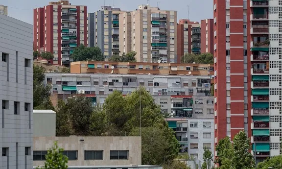 Segons dades de l'INE, actualment hi ha entre 31.000 i 80.000 pisos buits a la capital catalana.  