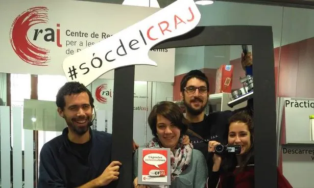 Joves animant a participar al concurs