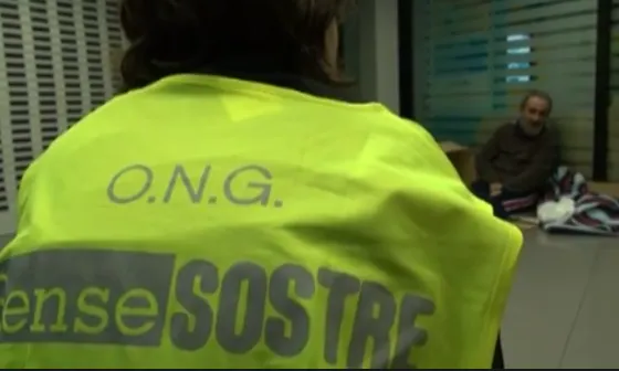 Totes les persones voluntàries van amb unes armilles reflectants retolades perquè els reconeguin. (Font: lavanguardia.com)