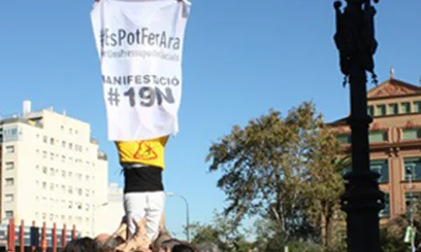 Les entitats convocants van aixecar un pilar de 3 davant l'Escola Pública Pere Vila de Barcelona per fer una crida a la participació. (Font: ccoo.cat)