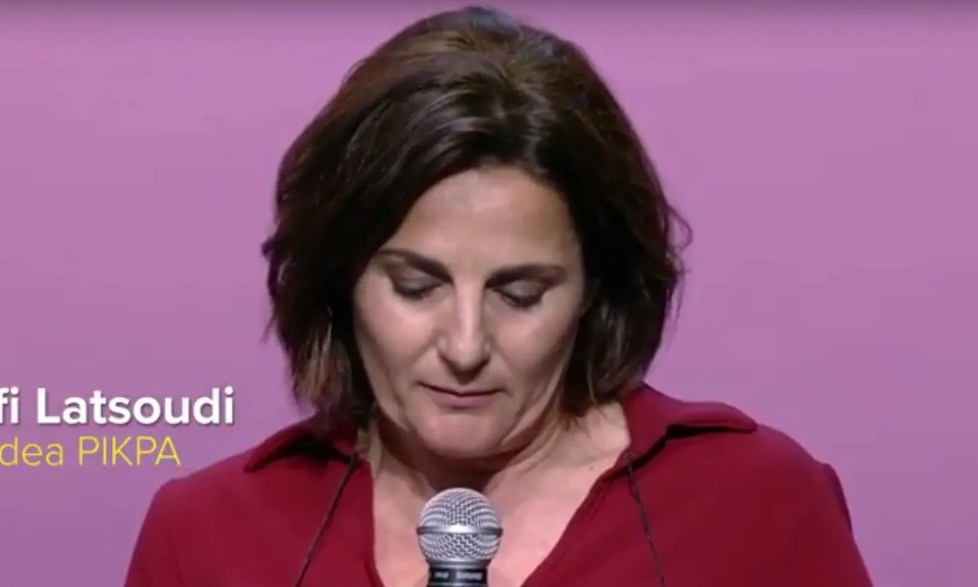 Efi Latsoudi, durant la gala de Premis. Font: Youtube
