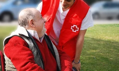 "Mai caminareu sols" és una campanya de la Creu Roja i la Diputació de Barcelona per promoure el voluntariat per ajudar la gent gran. Foto: Creu Roja. 