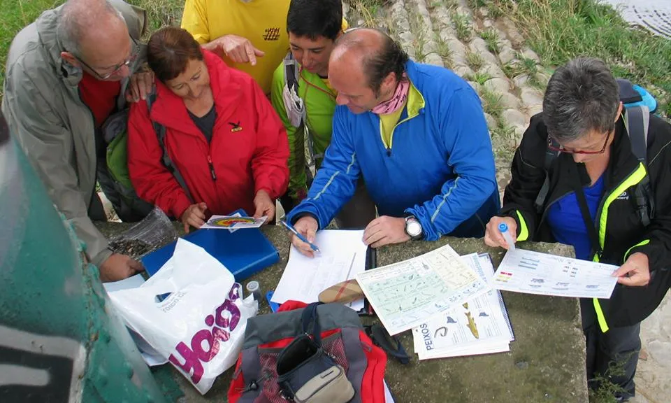 El grup de voluntariat del Centre Excursionista El Cim, recollint les dades de la inspecció del riu Ripoll (imatge: Associació Hàbitats)