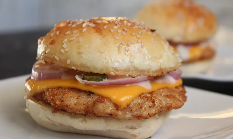 Hamburguesa fast food, un aliment amb grans calories. Font: Pixabay