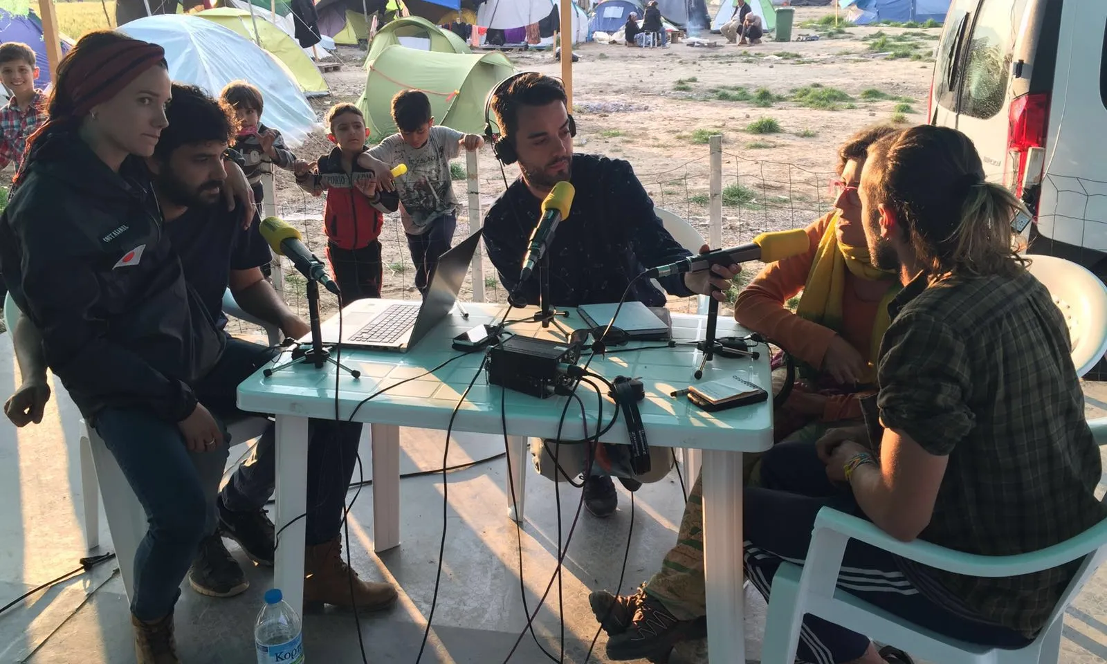 La iniciativa sorgeix d'un grup de persones vinculades al món de la comunicació que es van trobar als camps de refugiats de la frontera entre Macedònia i Grècia / Foto: Lara Costafreda 