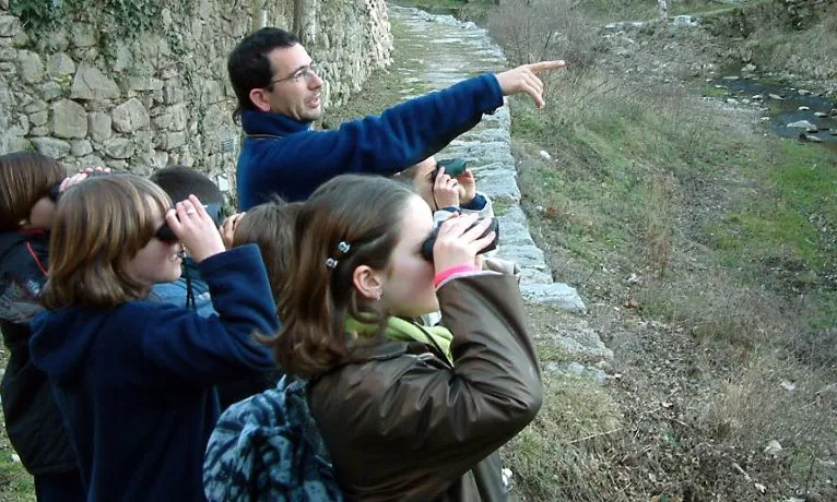 A Sant Joan de les Abadesses l'Associació CEA Alt Ter ofereix itineraris guiats per conèixer la natura i la cultura del territori (imatge: alt-ter.org)