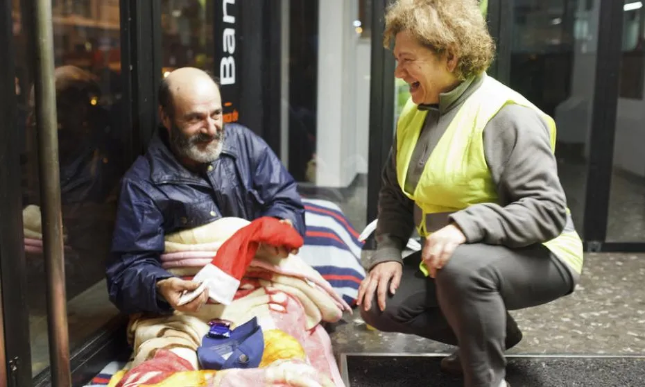 Cada dimarts a la nit les persones voluntàries de l'entitat fan una ruta per Barcelona per ajudar a les persones sense sostre(Font: la vanguardia.com)