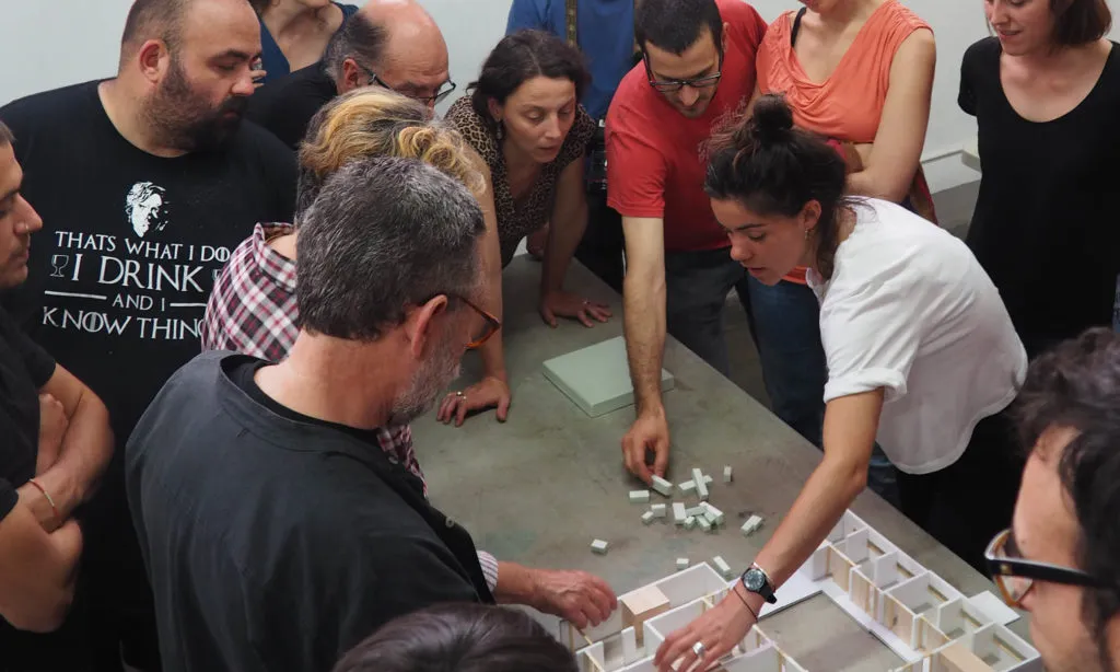 Dissenyant La Borda/ Font: La Borda