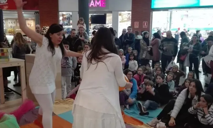 Fotografia d'un espectacle infantil durant la campanya, a l'Espai Gironès. Foto: GironaNotícies.com.