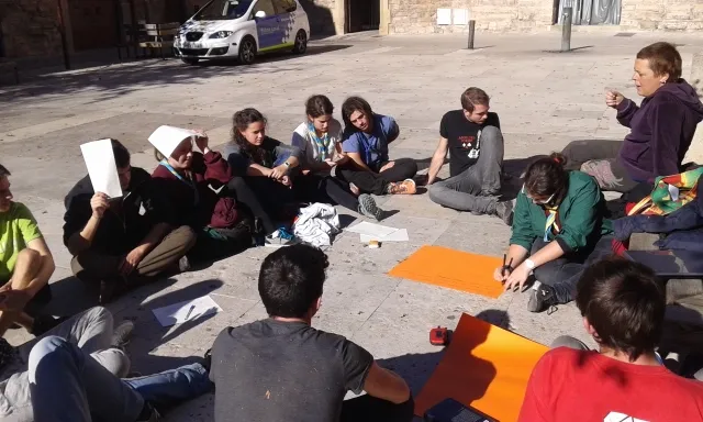 Grup de joves treballant el projecte d'ApS "Transformem Manresa" / Foto: AEiG Antoni Gaudí i AEiG Cardenal Lluch