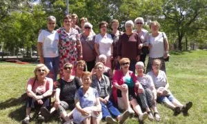  Les persones destinatàries són persones que tenen greus dificultats socials i/o econòmiques i que generalment viuen soles. (Font: fundaciolavinya.org)