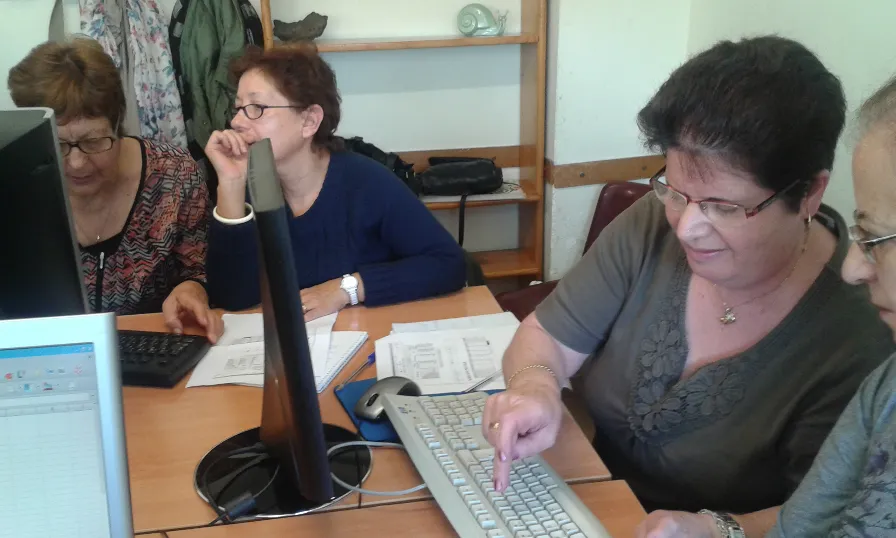 Senyores que aprenen l'ús de l'ordinador a Àgora