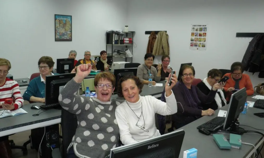 Participants del centre de formació de persones adultes Enric Valor de l'Alcúdia. Font: Fundación Esplai