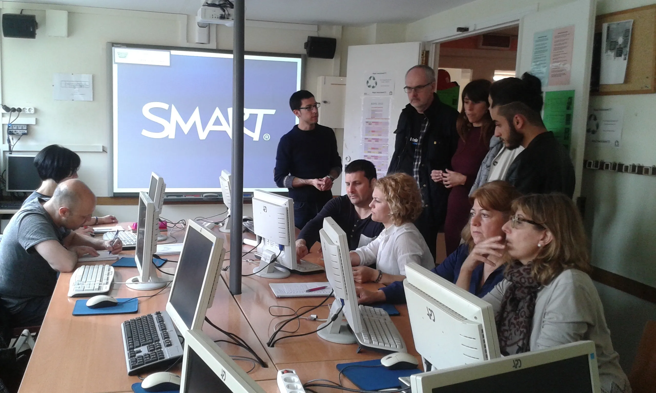 Participants en el projecte digi-UP, a l'Escola d'Adults de la Verneda - Sant Martí. Font: Xarxa Òmnia