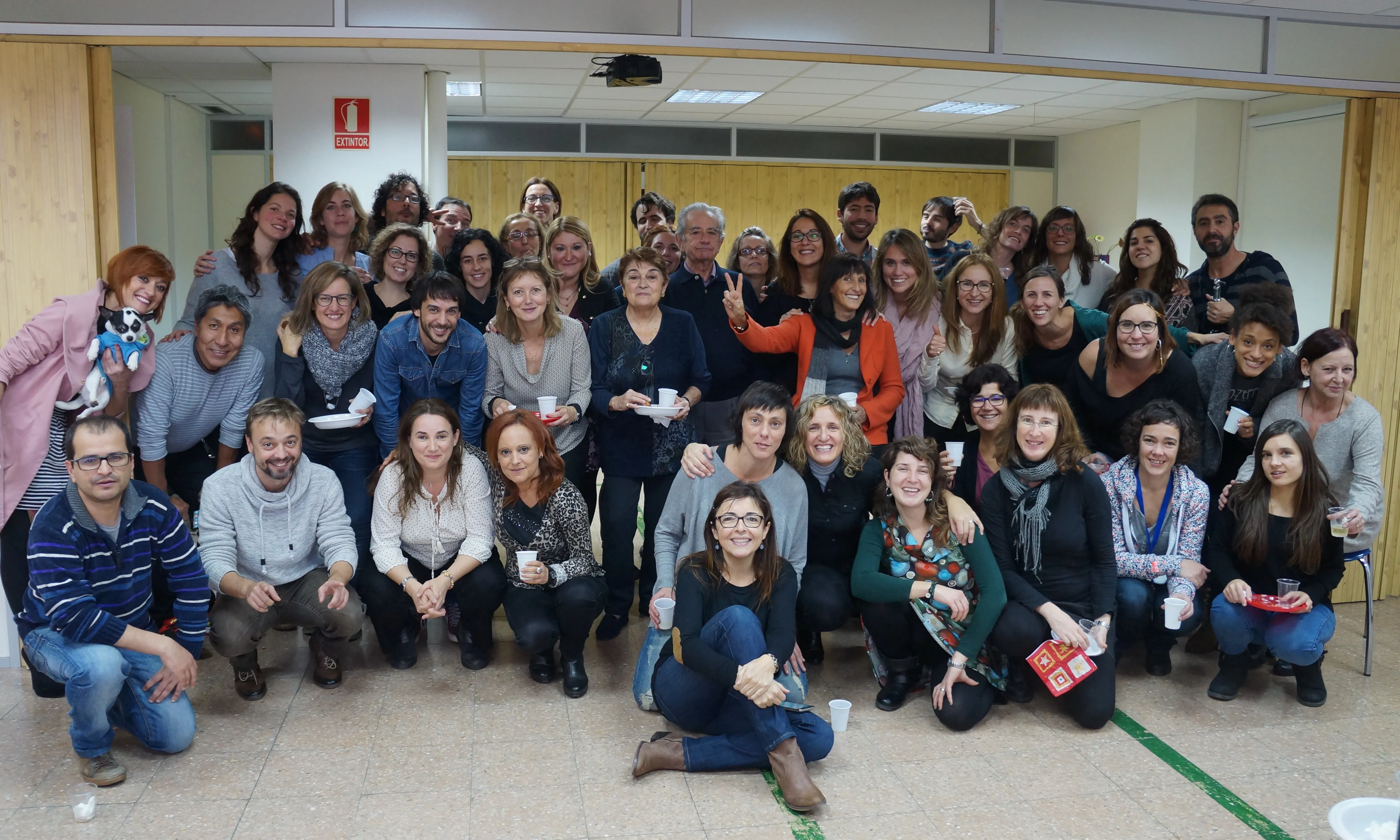 Imatge dels treballadors i les persones voluntàries de la Fundació IReS durant la celebració del Nadal (Font: Fundació IRes)