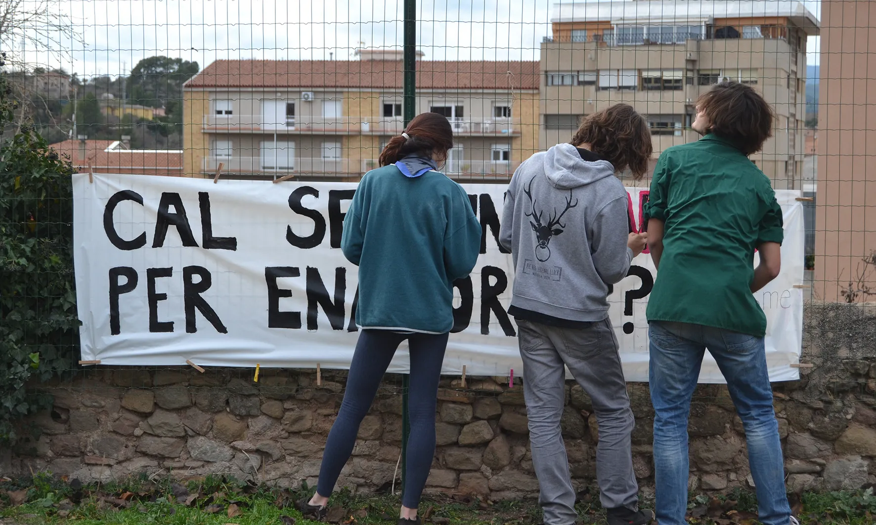 Membres de l'agrupament preparant les pancartes / Foto: AEiG Antoni Gaudí i AEiG Cardenal Lluch