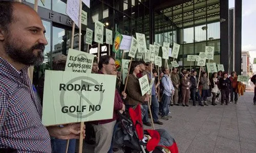 Protestes el 2009 per la proliferació de camps de golf (imatge: llibertat.cat)