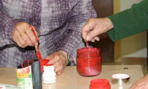 Les persones voluntàries són les encarregades d'acompanyar-los i organitzar diferents activitats lúdiques. (Font: fundaciolavinya.org)